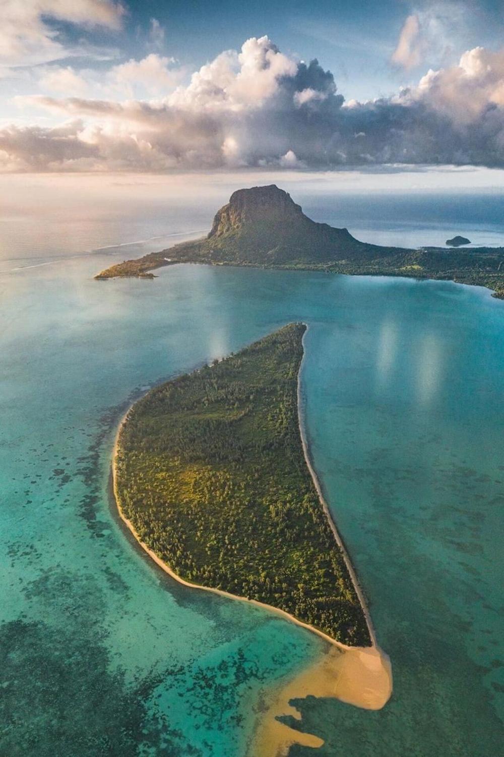 Catamaran: Crystal Rock, Dolphins & Île aux Bénitiers