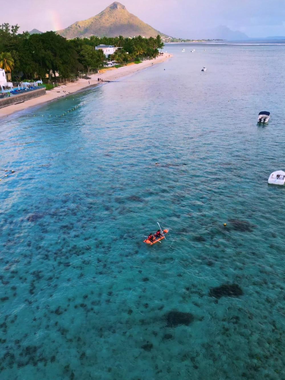 Transparent Kayak Rental – Crystal Clear Lagoon Experience in Flic en Flac