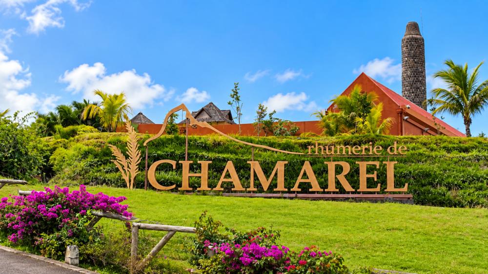 Excursion Privée à Chamarel : Terre des Sept Couleurs & Distillerie de Rhum